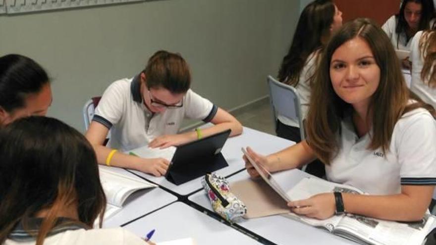 Estudiante de Torrellano becada en el Newton College