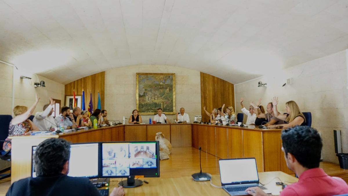 Momento de la votación de la reprobación del alcalde.