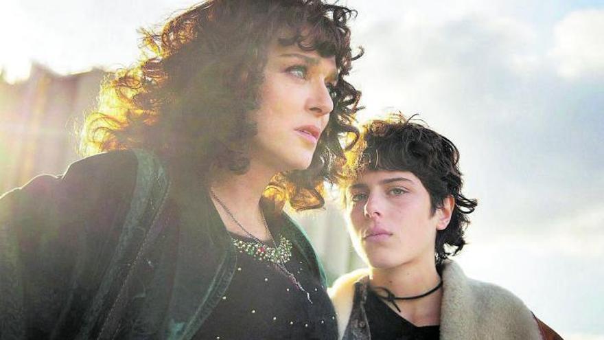 Valeria Golino (izquierda) y Giordana Marengo, en ‘La vida mentirosa de los adultos’. | EDUARDO CASTALDO / NETFLIX