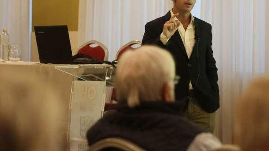 Julio Casares, ayer, durante la conferencia en un hotel de Avilés.