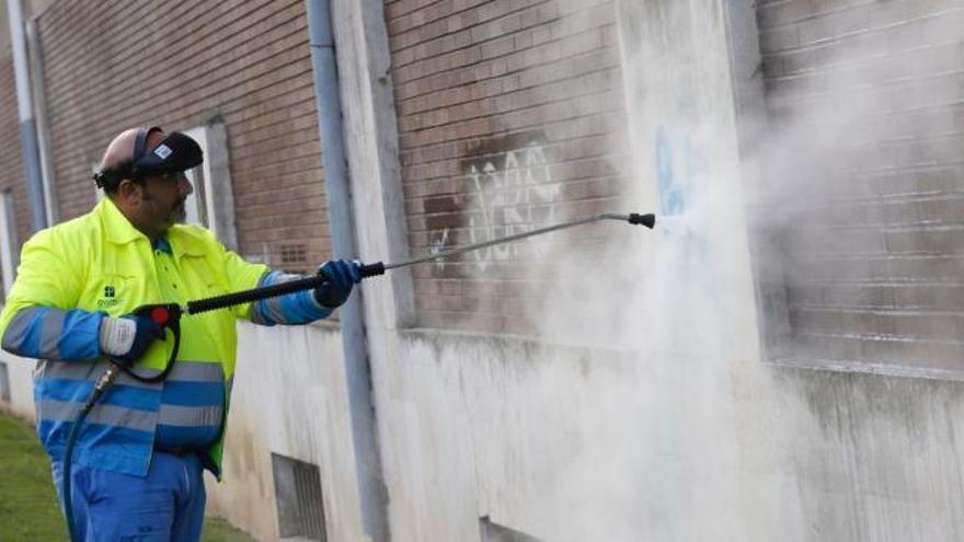 Dos equipos limpieza quitan a diario las pintadas en Oviedo