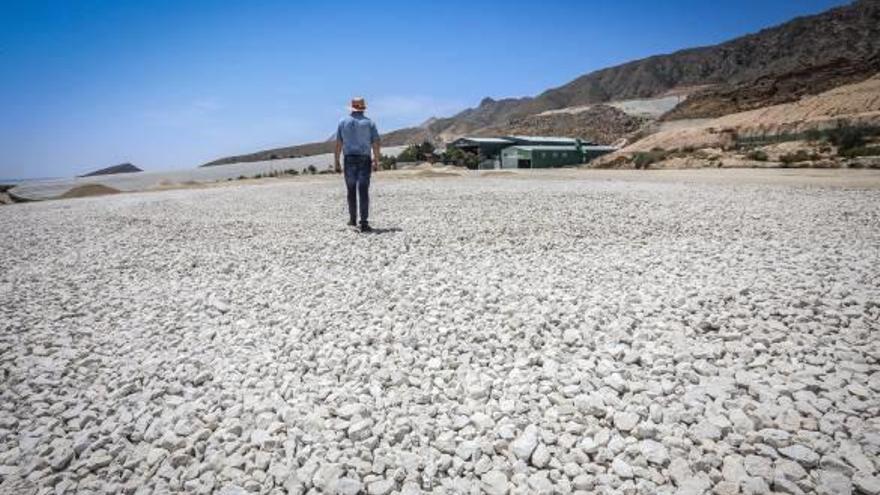 Terrenos donde se amontonaba la basura que llegaba al vertedero, ahora cubiertos con tierra y piedras.