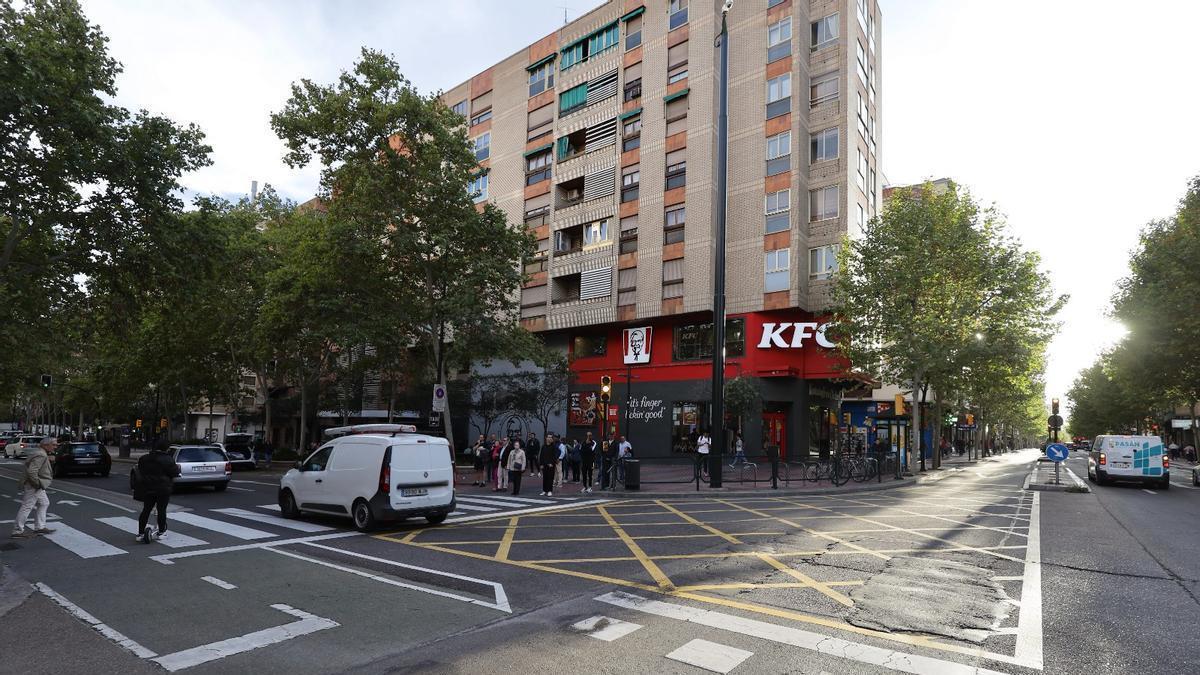 Imagen de archivo del cruce de la avenida Madrid y el paseo Calanda, donde tuvieron lugar los hechos este domingo por la tarde.