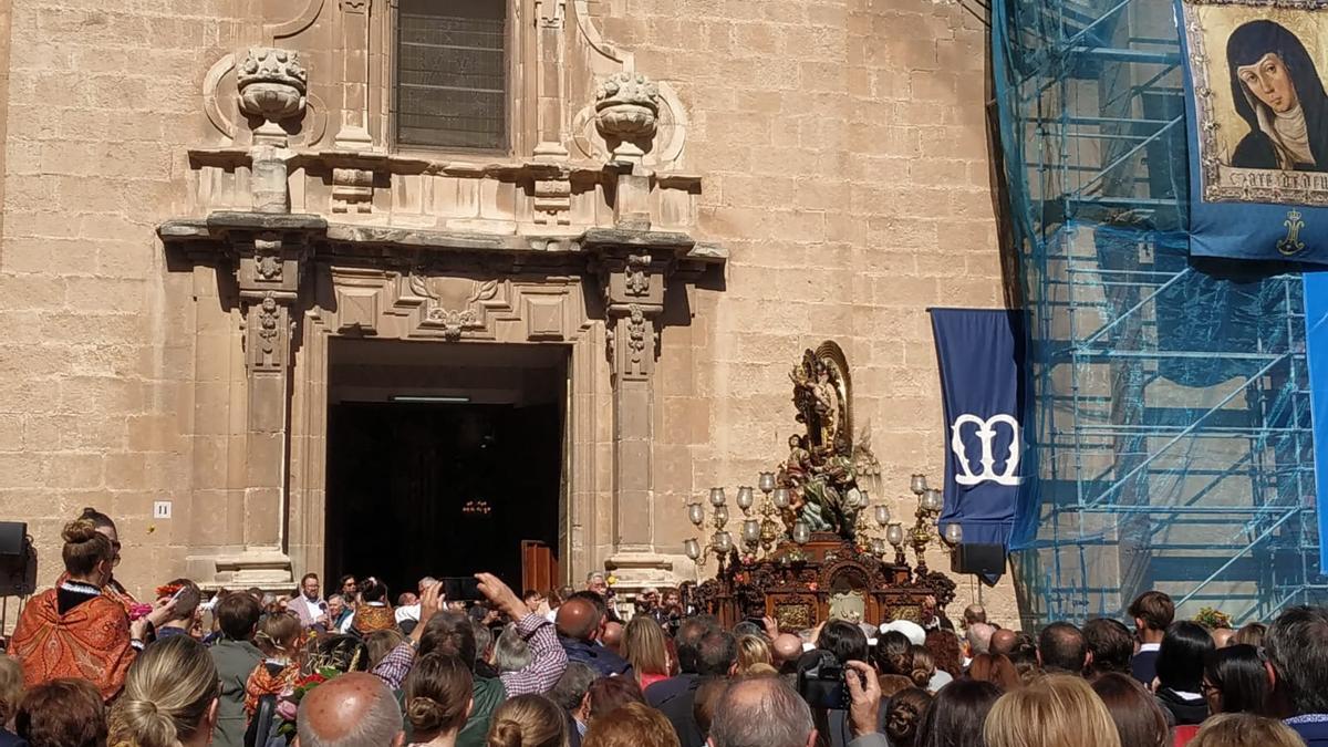 La Virgen del Milagro siendo llevada hacia la puerta de la iglesia de Santa María de Cocentaina.