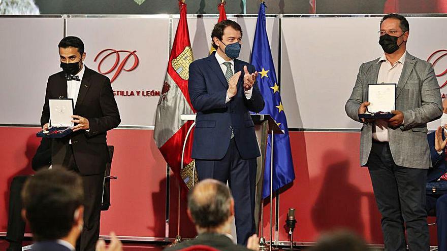 Mañueco, en el centro, acompañado por los galardonados en la categoría de Valores Humanos, Manuel Santos (i) y Francisco Soler (d). | Brágimo - Ical