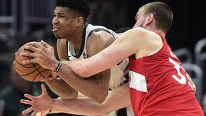 Marc Gasol y Giannis Antetokounmpo pelean por un balón.