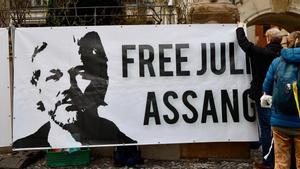 Un activista coloca una pancarta en favor de la liberación de Julian Assange, este lunes en Berlín.
