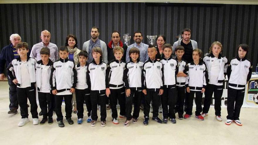 Presentación del Torneo Internacional Portero 2000 con el equipo anfitrión, que también participará. // Rafa Vázquez