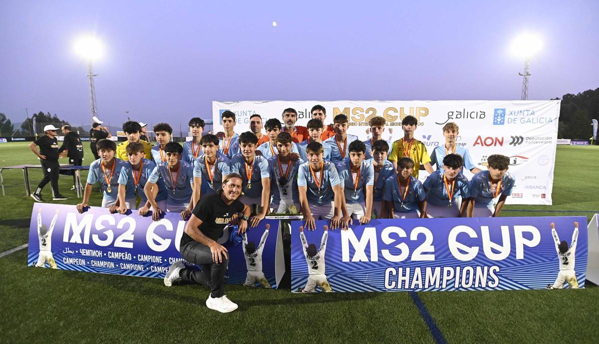 Michel posa con los jugadores del Celta campeones en sub 14 hace un año.