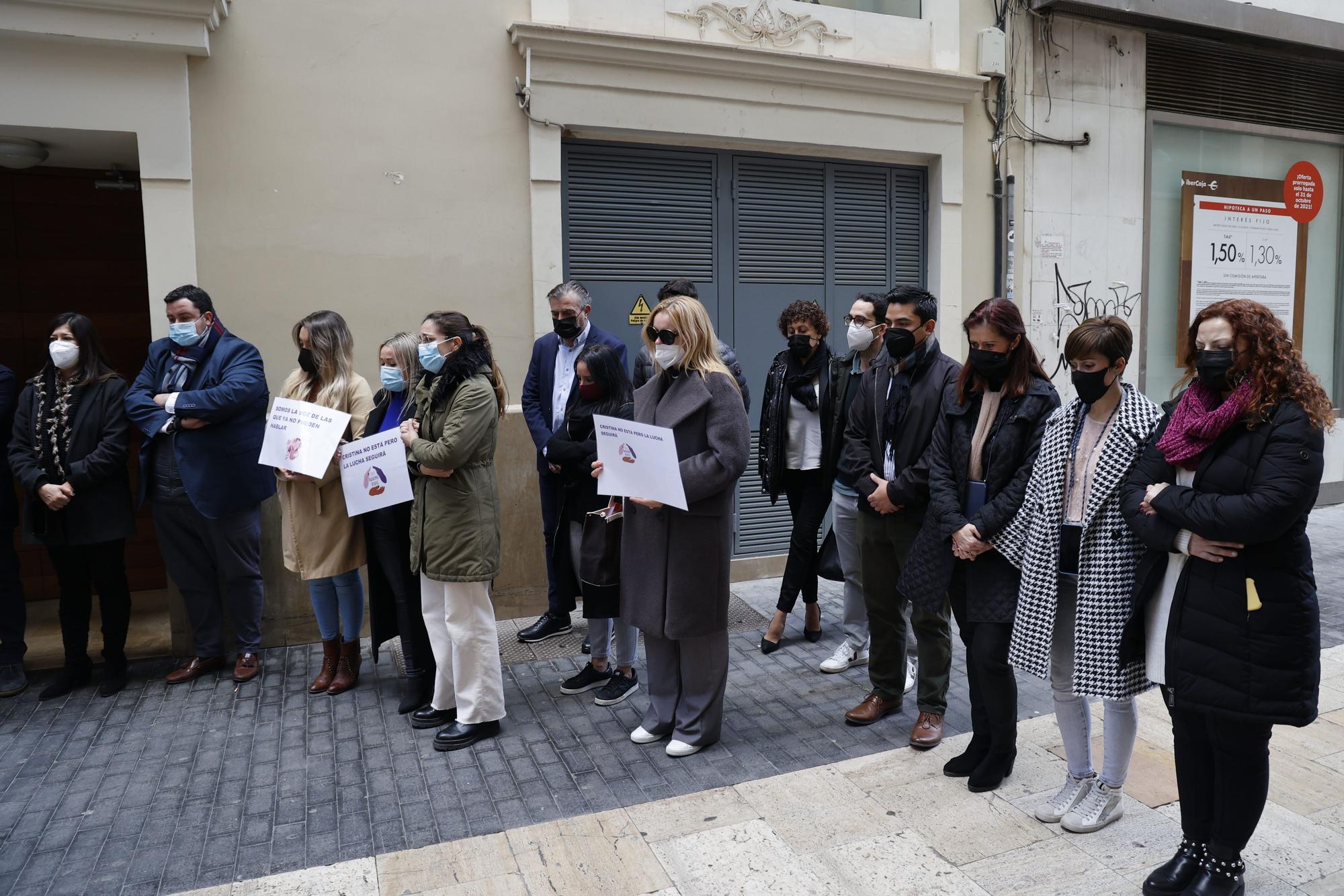 Minuto de silencio por Cristina, la mujer asesinada en València el sábado por su pareja