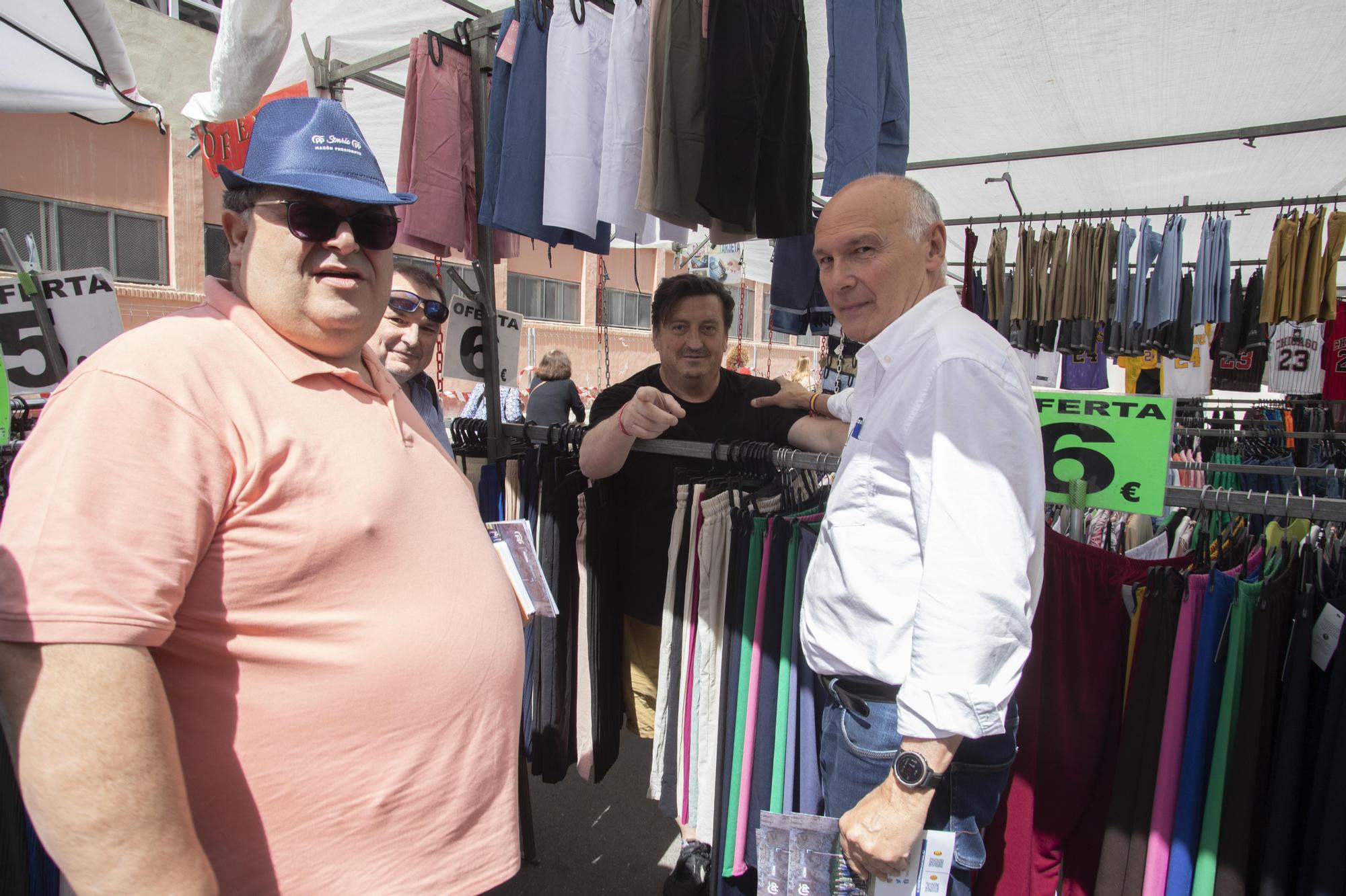 Los Partidos buscan el voto en el mercado de Alzira