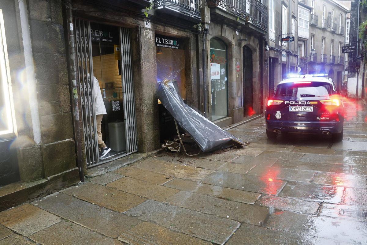 La intensa borrasca Kirk deja decenas de incidencias a su paso por Santiago