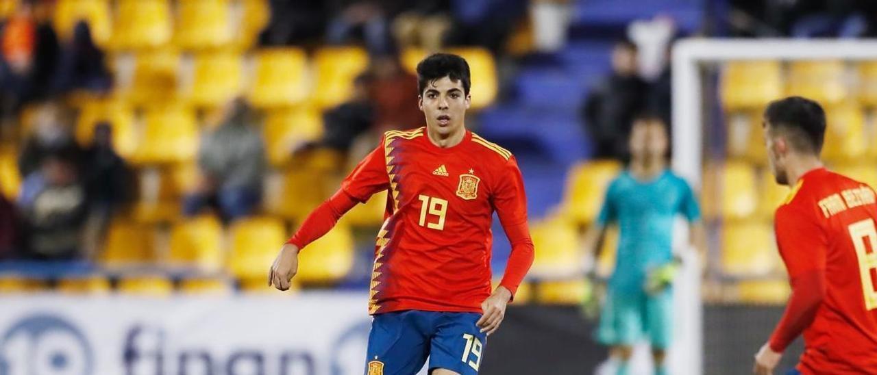 Enrique Clemente con la camiseta de la selección española sub-21