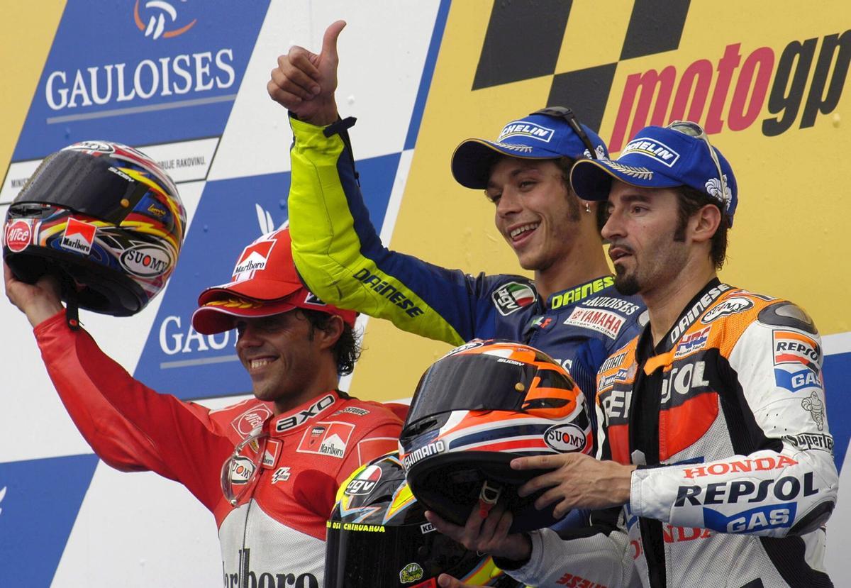 PRG10. BRNO (REPUBLICA CHECA) 28.08.05.-El piloto italiano Valentino Rossi (c) celbra sobre el podio su victoria junto a Loris Capirossi (i), segundo, y Max Biaggi, tercero, en el Gran Premio de Motociclismo de la República Checa de Moto GP, en el circuito de carreras de Brno, República Checa, hoy domingo 28 de agosto.EFE/Igor Sefr PROHIBIDO SU USO EN LA REPUBLICA CHECA. gp republica checa 2005. circuito masaryk