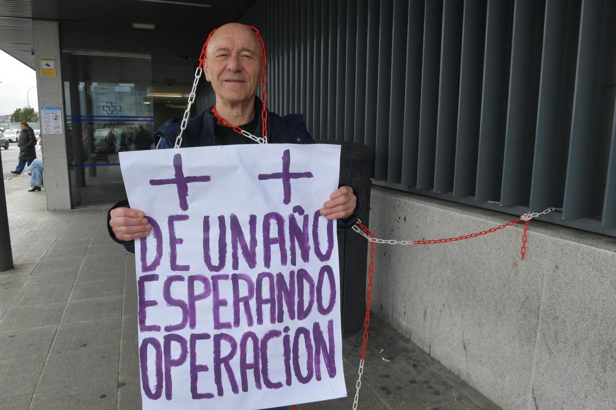 Luis Suárez encadenado frente al Hospital de A Coruña