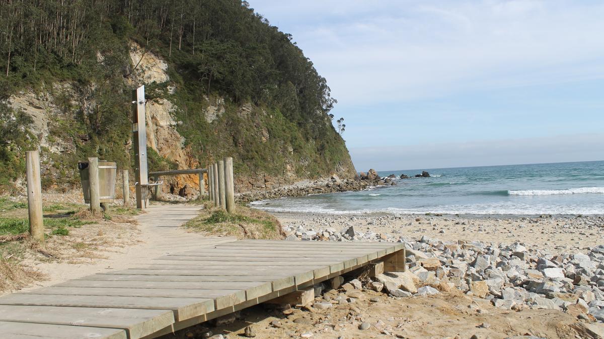 Duchas en uno de los accesos a la playa de San Pedro de La Ribera, en Cudillero, donde se encuentra también el área recreativa.