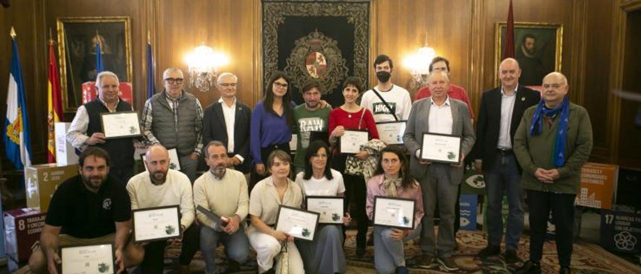 Los representantes de los negocios hosteleros vinculados a Hostelería#PorElClima, con sus diplomas en el salón de recepciones del Ayuntamiento de Avilés. | María Fuentes
