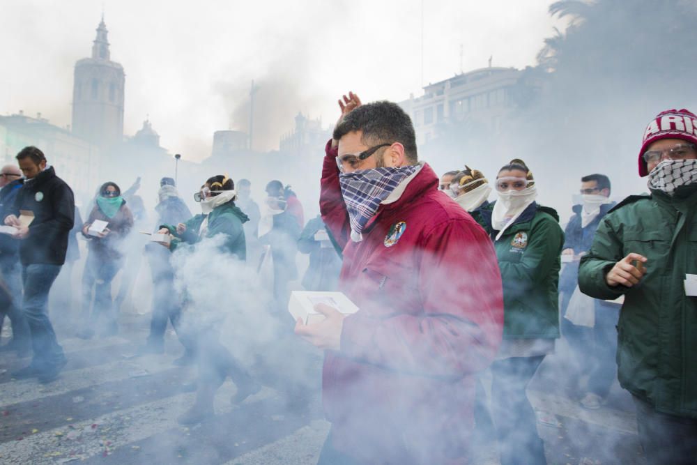 Miles de falleros en la primera ''despertà''