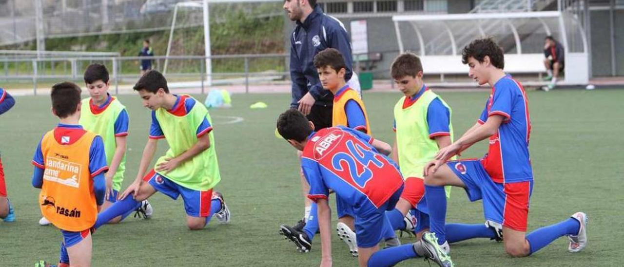 El equipo cadete de la Unión Deportiva Ourense, que se encuentra en Francia para jugar un torneo. // Iñaki Osorio