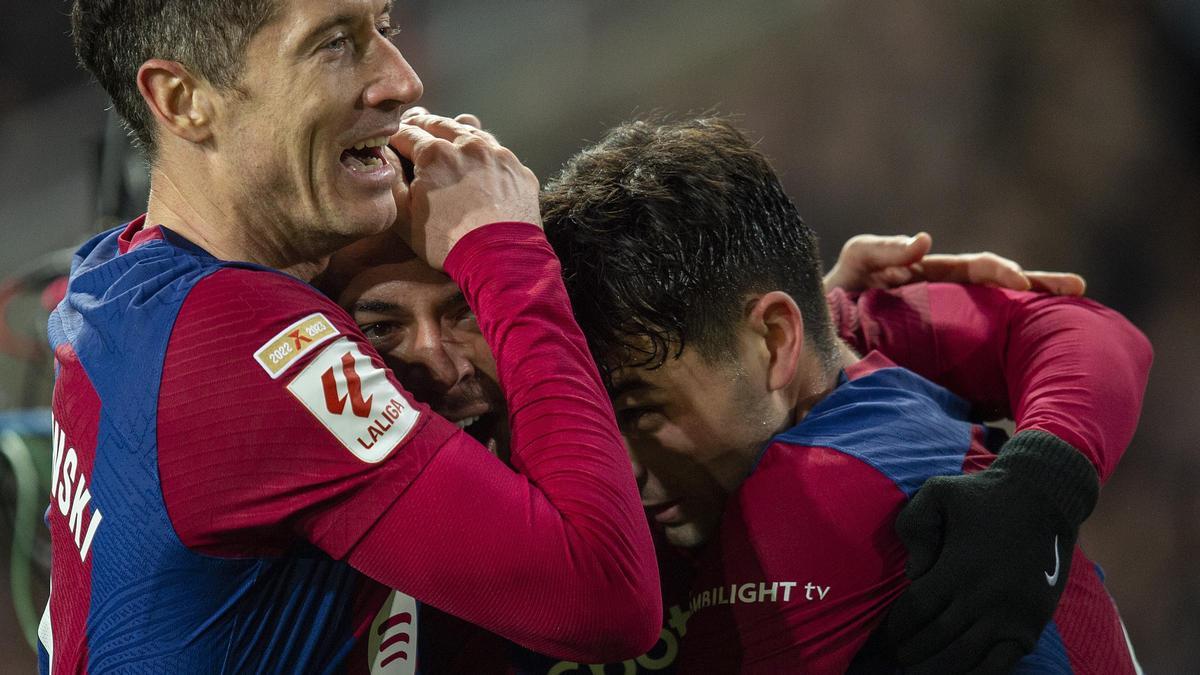 Lewandowski y Pedri celebran el gol de Vitor Roque a Osasuna en Montjuïc.