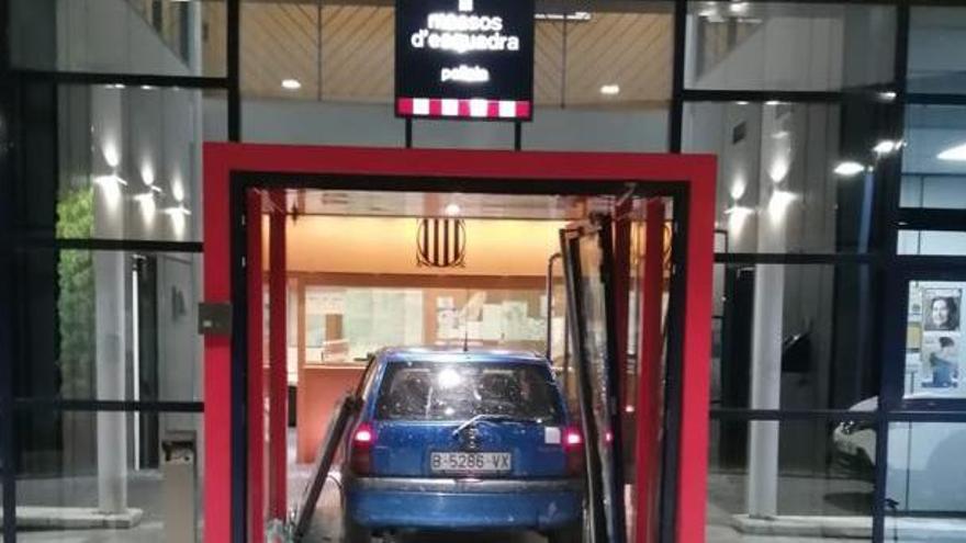 Un conductor borratxo encasta el seu vehicle contra la comissaria de Ripoll