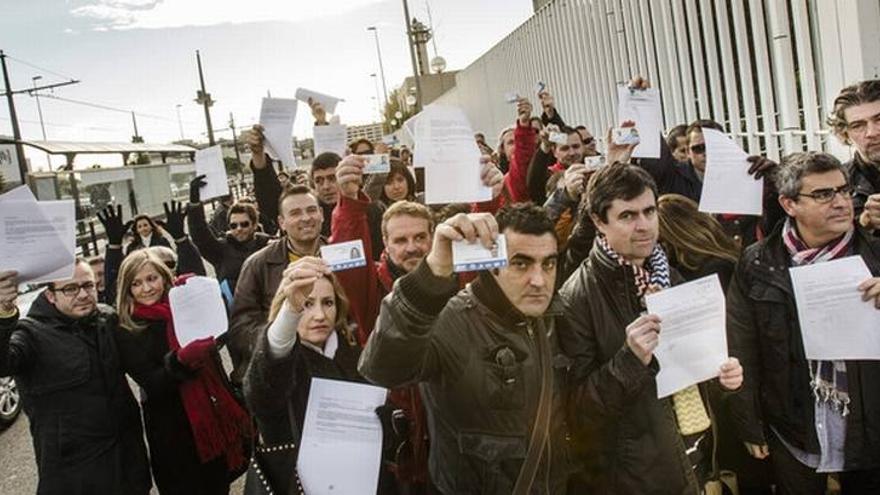 Un centenar de trabajadores de Canal 9 intentan acceder a sus puestos de trabajo