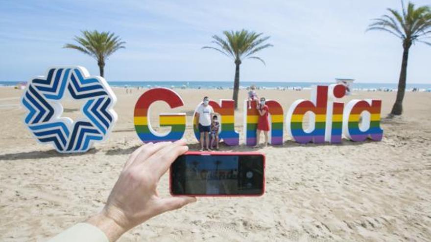 Las letras de «Gandia» de la playa lucirán este més con los colores de la bandera LGTBI. | ÀLEX OLTRA