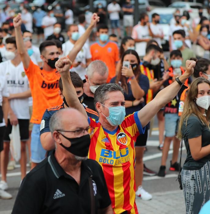 Protesta de los aficionados del Valencia CF contra de Meriton y Peter Lim