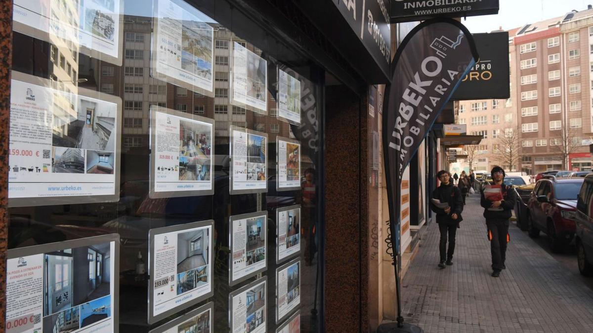 Escaparate de una inmobiliaria en A Coruña.