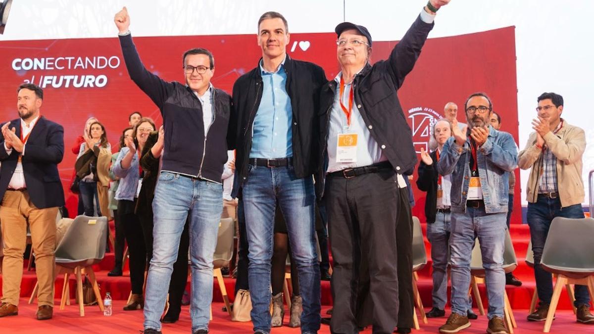 Guillermo Fernández Vara (derecha), junto a Pedro Sánchez (centro) y Miguel Ángel Gallardo (izquierda), en el congreso regional extraordinario del PSOE.