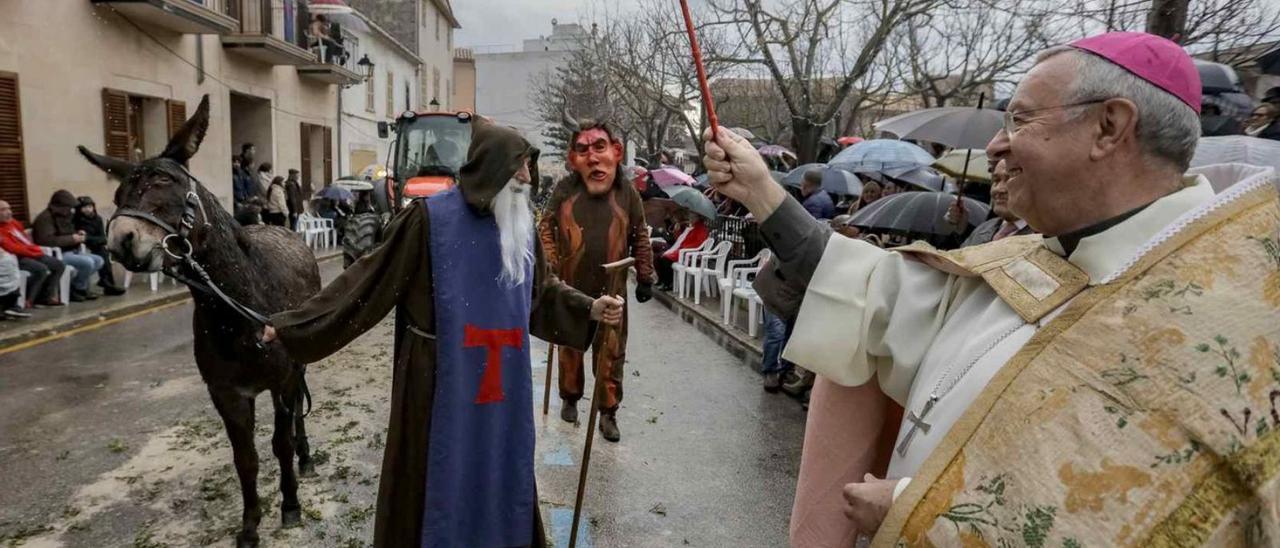 «Que Sant Antoni guardi, a més de la porcella, els meus amics». Imatge de les beneïdes de Sant Antoni de Muro de 2019.