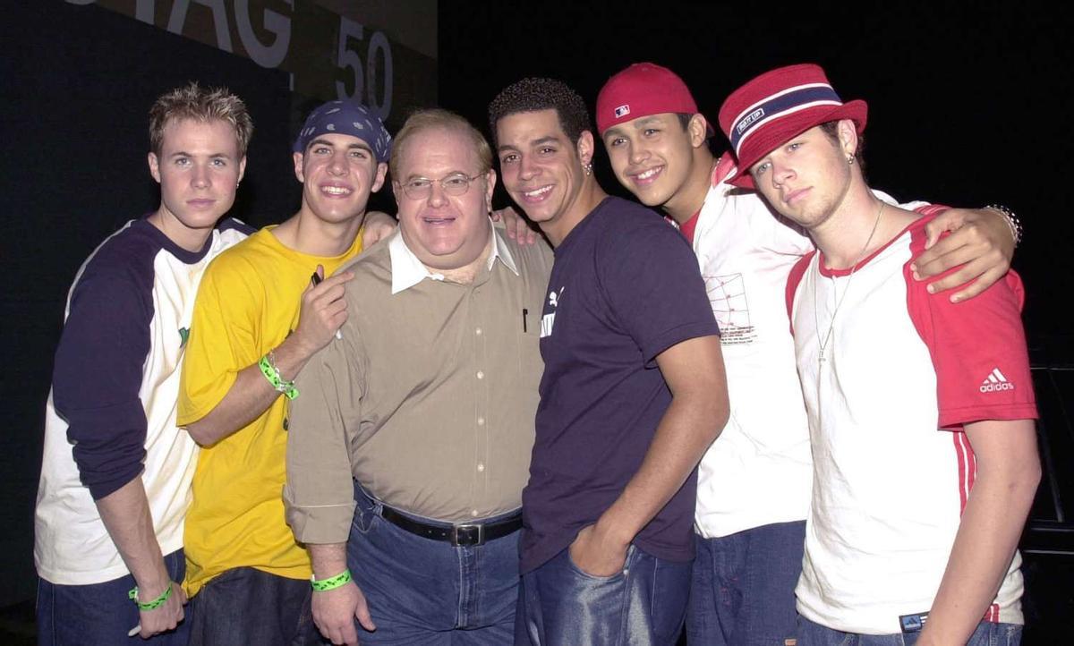 Lou Pearlman posa junto a los miembros de O-Town.