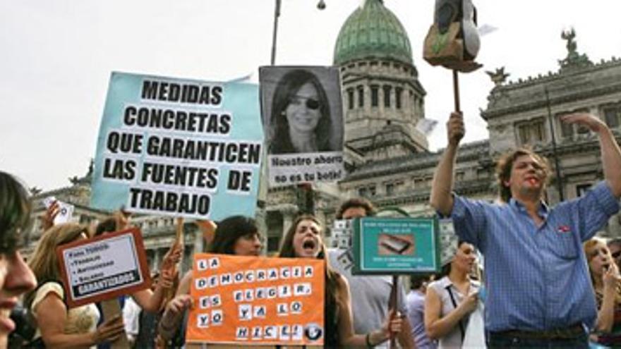 Miles de argentinos protestan contra la nacionalización de las pensiones