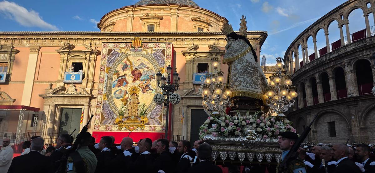 La virgen inicia su camino por el recorrido procesional