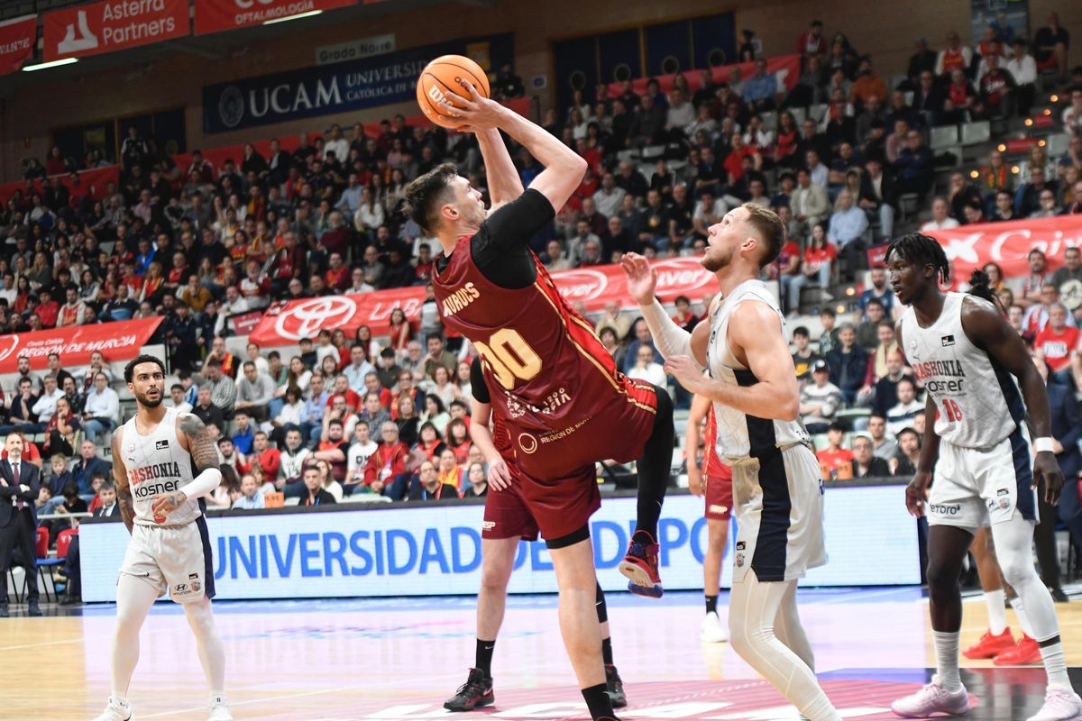 Rodions Kurucs, del UCAM Murcia, durante el partido ante Baskonia.