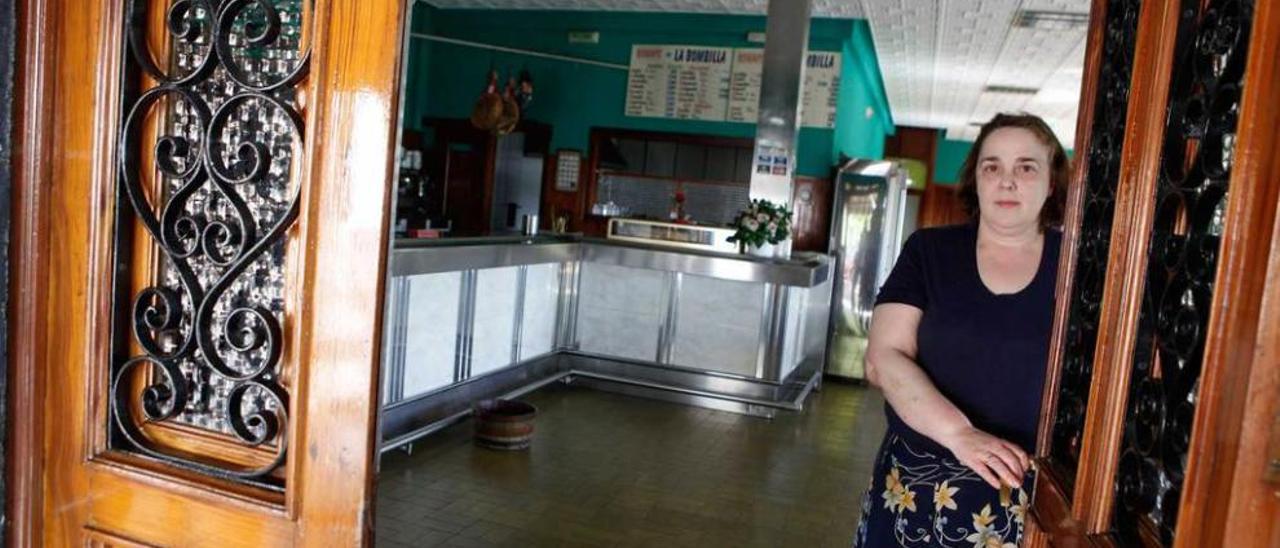 Angelita Díaz, a la puerta del restaurante La Bombilla, en Caldones.