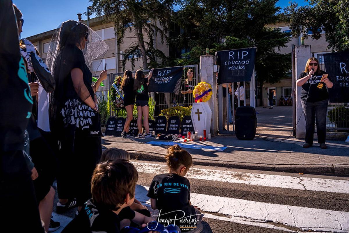 Así ha discurrido el 'entierro' por la educación pública protagonizado por docentes y familias en Castelló