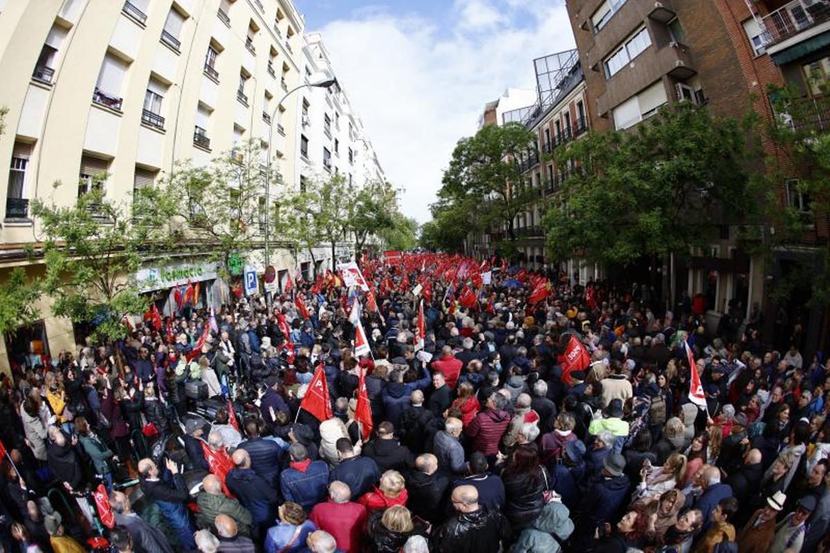 Simpatizantes del PSOE se concentran en los alrededores de la sede socialista de Ferraz para mostrar su apoyo al presidente del Gobierno, Pedro Sánchez.