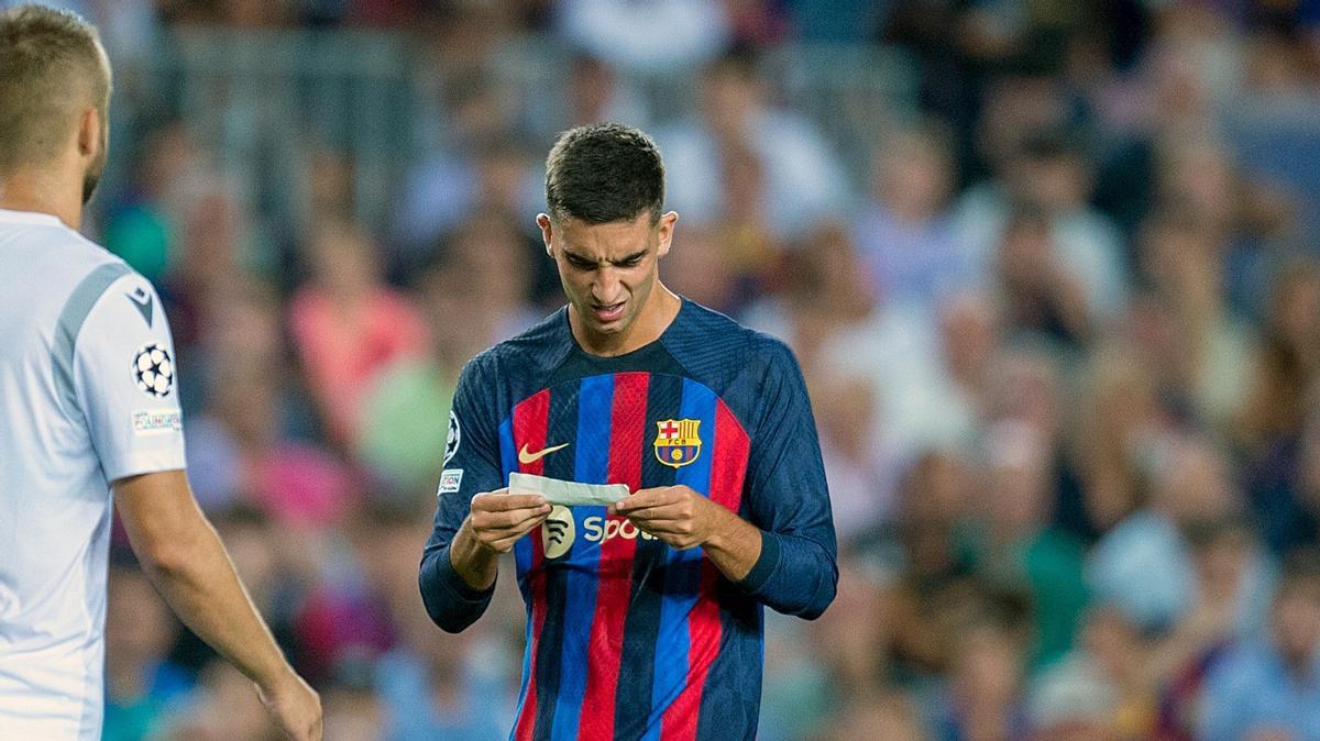 Ferran Torres lee un papel escrito por Xavi con instrucciones tácticas de acciones a balón parado en el Barça-Viktoria Pilsen de Champions.