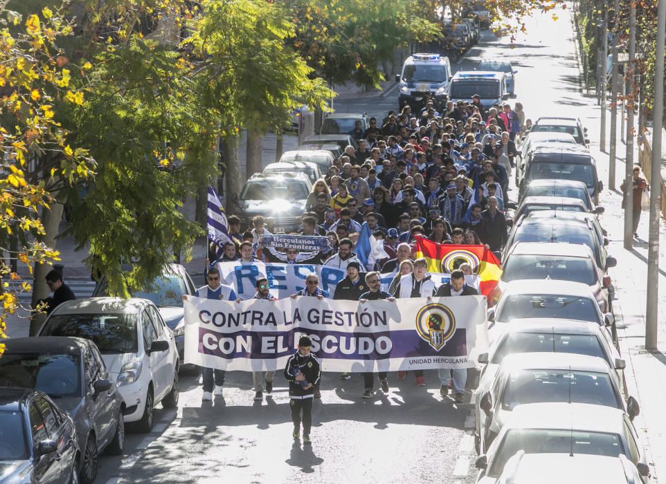 Alrededor de 400 aficionados del Hércules se manifiestan en contra de la gestión de Ortiz y Ramírez.