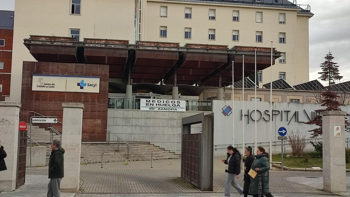 La huelga reduce la actividad en el Hospital Virgen de la Concha.