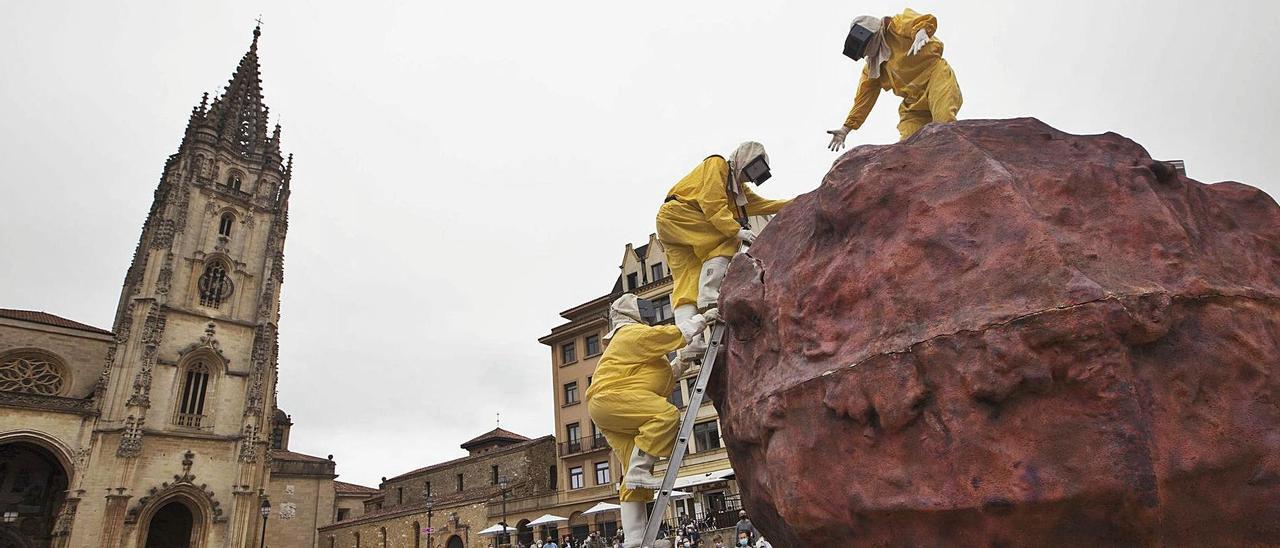 Un instante de la representación de “Asteroid” en la plaza de la Catedral. | Miki López