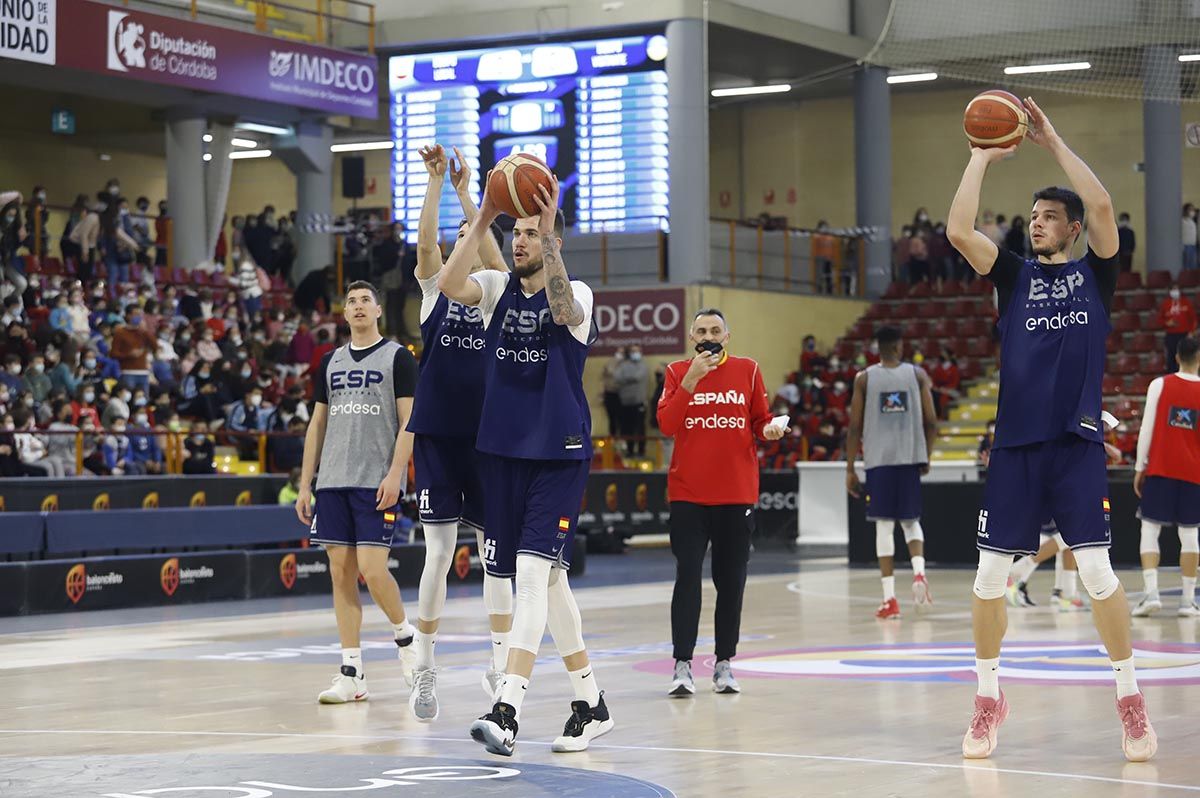 Las imágenes de la selección española de baloncesto con los jóvenes cordobeses en Vista Alegre