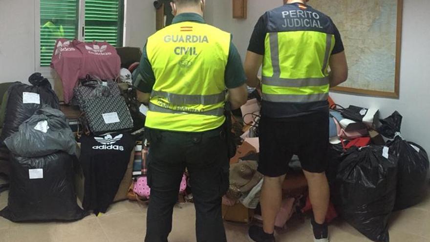 Un guardia civil y un perito, con los artículos falsos incautados