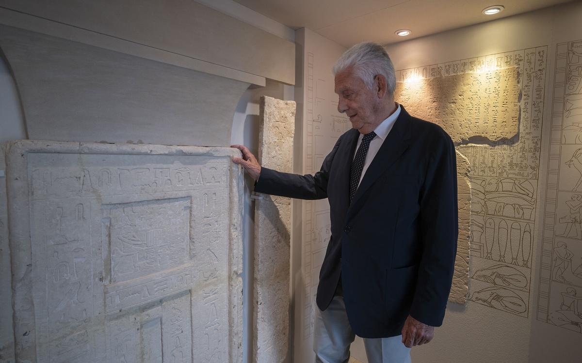 Jordi Clos, junto un fragmento de la tumba de Iny.