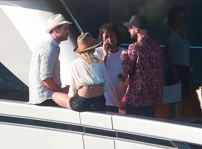 Elsa Pataly, Chris Hemsworth y amigos en un yate