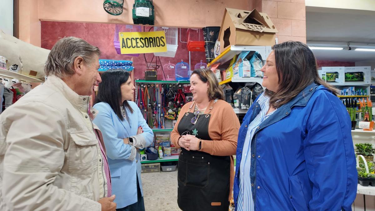 La delegada de Empleo, M. Dolores Gálvez, durante su visita a los establecimientos Casa Mohedo y Planelles Mundo Natura.