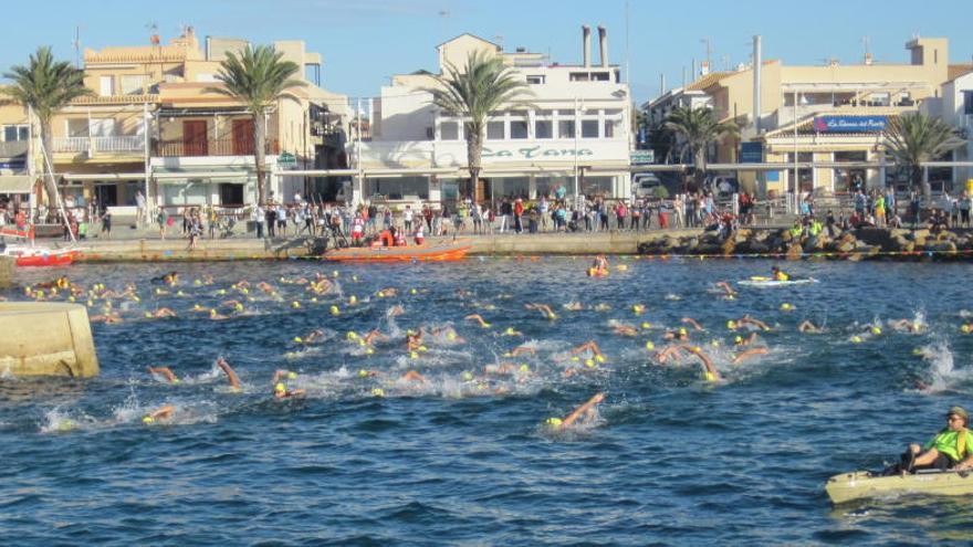 Los participantes nadan a orillas de Cabo de Palos.