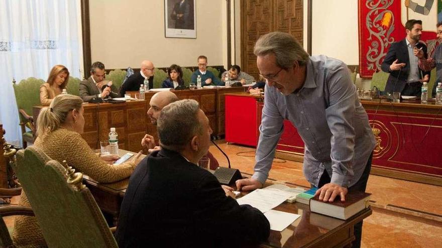 Francisco Guarido charla con el secretario municipal antes del inicio de la sesión.