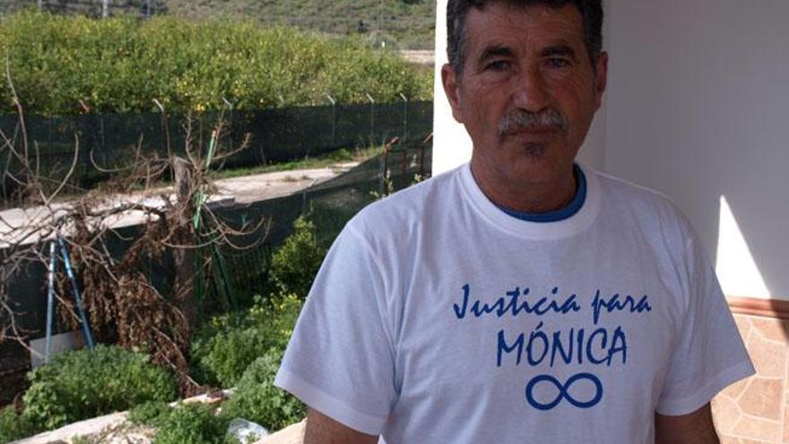 El padre de la joven fallecida, Alonso Gómez, con la acequia al fondo.